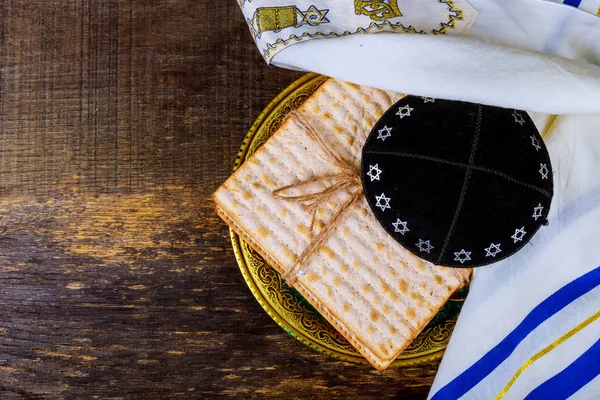 Matzot de Pascua judía con seder en el plato en la mesa de cerca —  Fotos de Stock