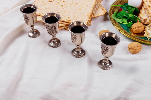 Ein jüdisches Matza-Brot mit Wein. Pessach-Urlaubskonzept — Stockfoto