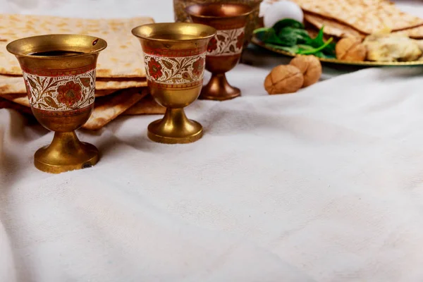 Páscoa matzoh pão feriado judaico, quatro copos kosher vinho sobre mesa. — Fotografia de Stock