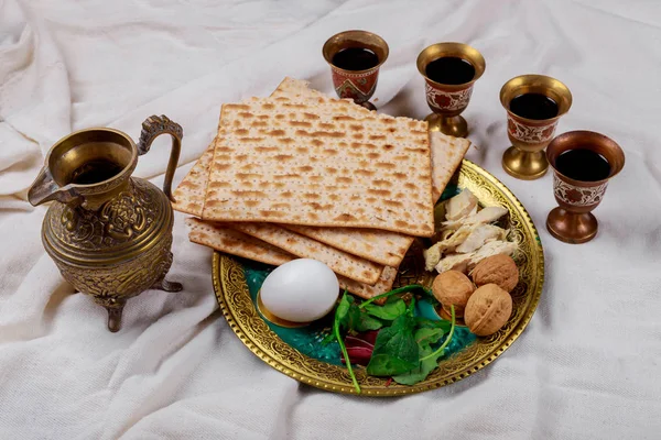 Påsk matzoh judisk semester bröd, fyra glas kosher vin över bordet. — Stockfoto