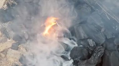 Yanan kömür ve alev parlayan yanık ızgara için hazırlanıyor, kömür bir pişirme Yangın alev olarak kullanılan