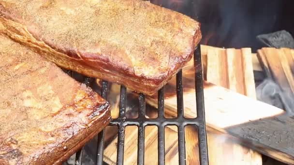 Barbacoa a la parrilla tocino la parrilla con humo en el ahumado caliente — Vídeo de stock