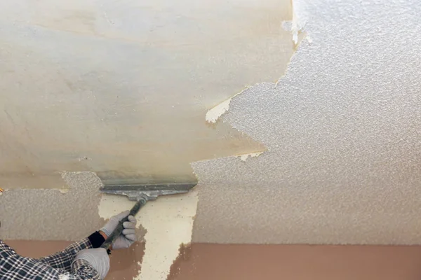 Despegue en el techo de palomitas de maíz eliminación de textura de pared en casa — Foto de Stock