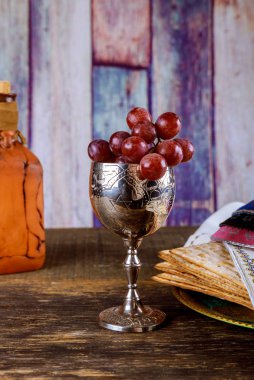 Büyük Yahudi tatilinde Pesach Passover sembolleri. Geleneksel matzoh