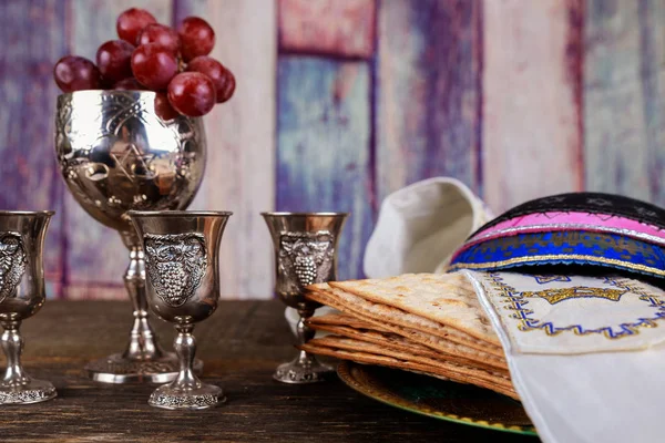 Un pane ebraico Matzah con vino. Concetto vacanza Pasqua — Foto Stock