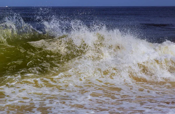 荒海と悪天候が海の波を壊す — ストック写真