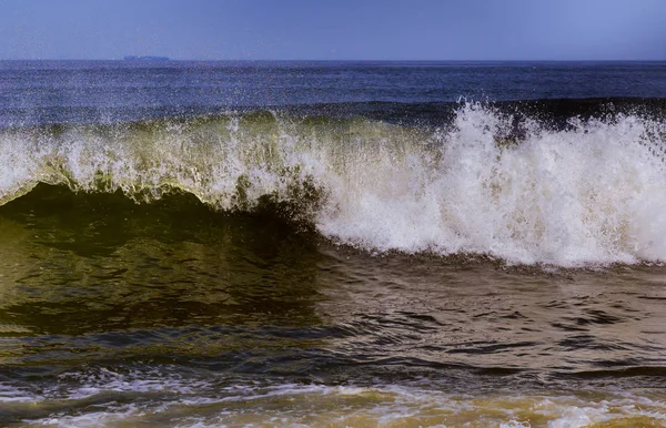 Limpo oceano onda rolando ondulação lábio bater em arenitos rasos . — Fotografia de Stock