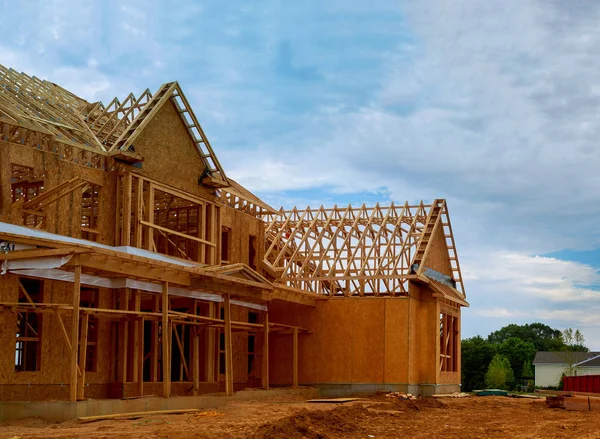 Незакінчена дерев'яна рамка будівництво або обрамлення балки нового будинку — стокове фото