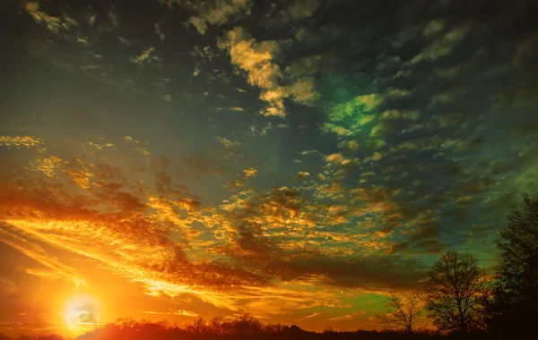 Вогняне оранжеве небо заходу сонця красиве небо . — стокове фото