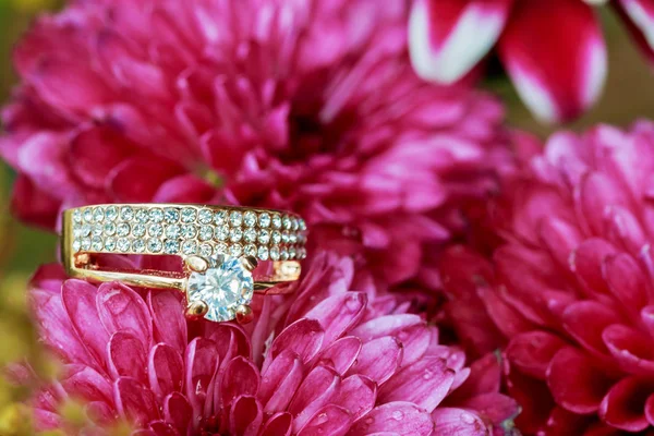 Anillos de boda en un ramo de flores rosadas — Foto de Stock