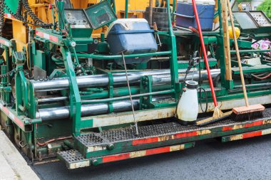 İşçilere ve asfaltlama makinelerine yakından bakın.