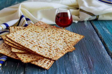 Şaraplı Yahudi Matzah ekmeği. Hamursuz Bayramı konsepti