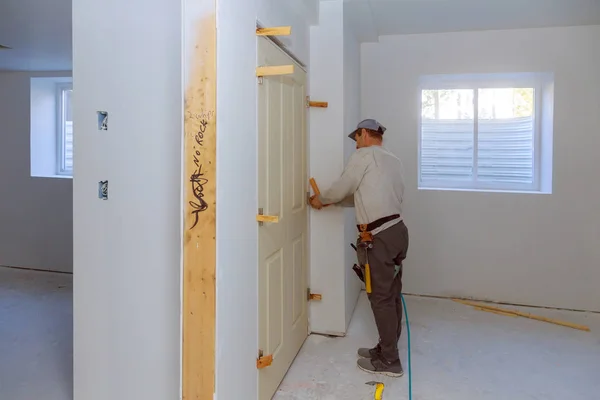 Handyman instalar a nova porta dupla no quarto — Fotografia de Stock