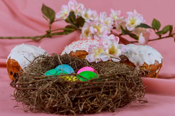 Пасхальные яйца в пасхальной корзине торта с красочными украшены радугой цветов — стоковое фото