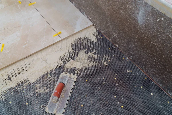 Намотування розчину бетонною підлогою в підготовці до укладання плитки для підлоги . — стокове фото