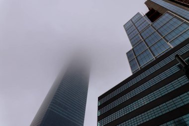 Sisli gökyüzünde New York gökdelenler