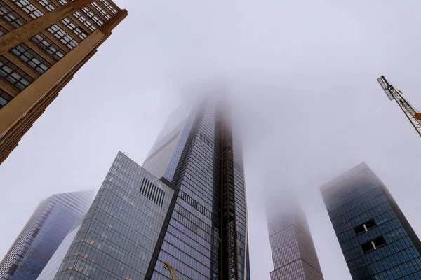 Skyline von Nyc Manhattan aus der Mitte der Stadt an einem neblig bewölkten Tag — Stockfoto