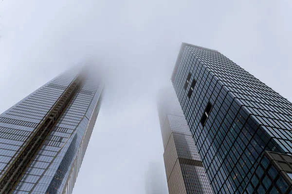 Wolkenkratzer im Nebel in New York, USA — Stockfoto