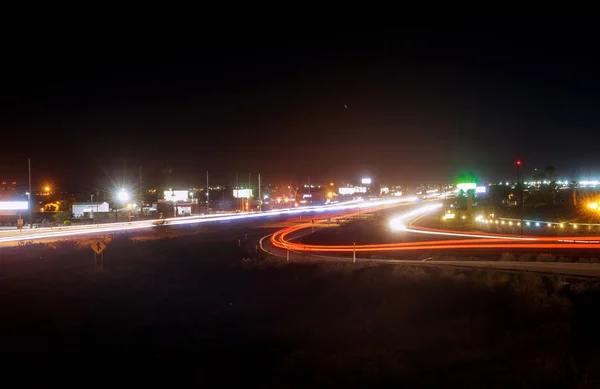 Autopista del semáforo de velocidad por la noche, exposición larga fondo urbano abstracto —  Fotos de Stock
