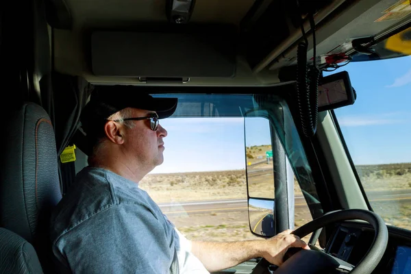 Primo piano delle mani del conducente sul volante di un grande camion — Foto Stock