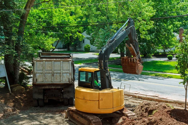 Excavadora amarilla de servicio pesado trabajando en fosa de excavación — Foto de Stock