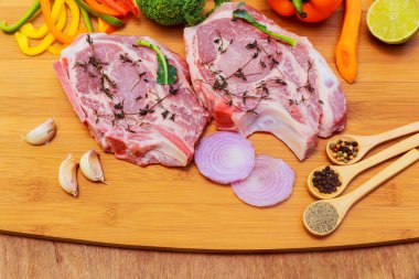 Baharat ve soğan ile ahşap kesme tahtası ile Çiğ biftek