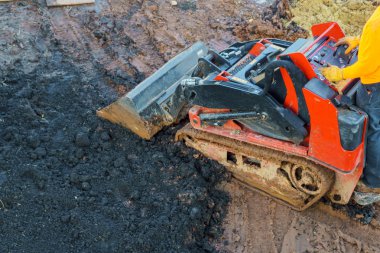 Toprak kazıcı için inşaat bir buldozer tarafından hareket