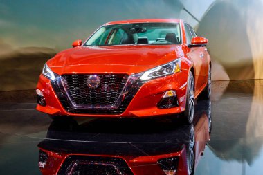 New York, Ny Usa - 20 Nisan 2019: Nissan Altima otomobili Jacob Javits Center'da New York Uluslararası Otomobil Fuarı'nda sergileniyor