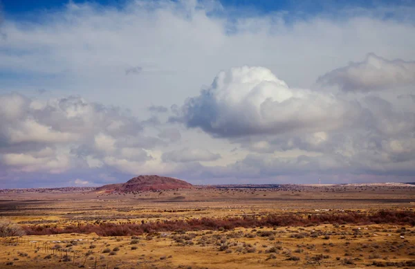 Chmury nad nowym Meksyku czerwone skały krajobraz, południowo-zachodnich Usa — Zdjęcie stockowe