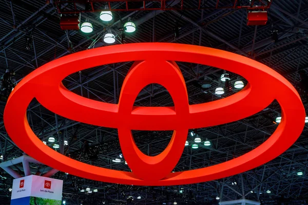 New York, NY USA - APRIL 20, LOGO TOYOTA pada tampilan New York International Auto Show Jacob Javits Center — Stok Foto