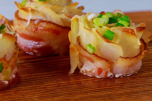 Café da manhã de batatas assadas com bacon de rolo e queijo, cebolas verdes — Fotografia de Stock