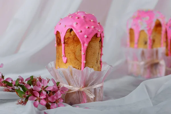 Fundo de Páscoa com colorido bolo de Páscoa tradicional — Fotografia de Stock