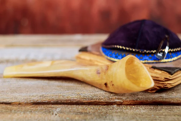 Vacaciones judías con kippa y shofar —  Fotos de Stock