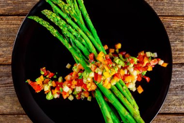 Kuşkonmaz ve domates ile sebze salatası