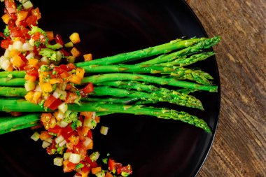 Beyaz kuşkonmaz, kokteyl domates ve rustik ahşap masada yeşil rugula geleneksel vejetaryen salata