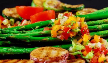 Çeşitli sebze domates, kabak, kavrulmuş kuşkonmaz