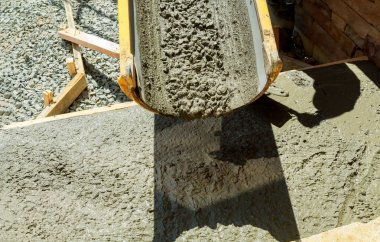 Kaldırım kılavuzunda bir konut kırsal ev etrafında beton bir geçit inşaatı