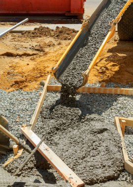 Zemin döşeme inşaatı için beton kaldırımda çalışan işçiler