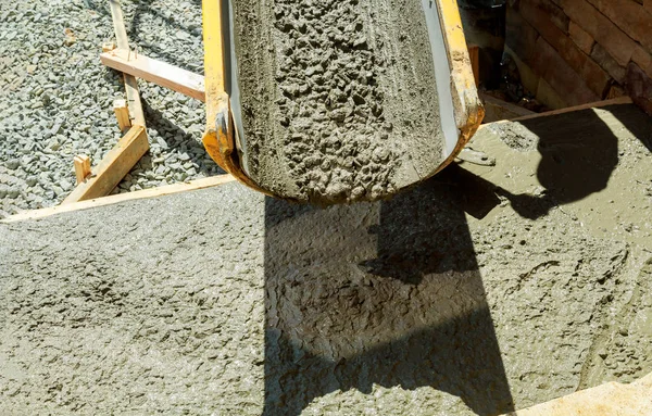 Будівництво бетонної доріжки навколо житлового сільського будинку в посібнику з тротуару — стокове фото