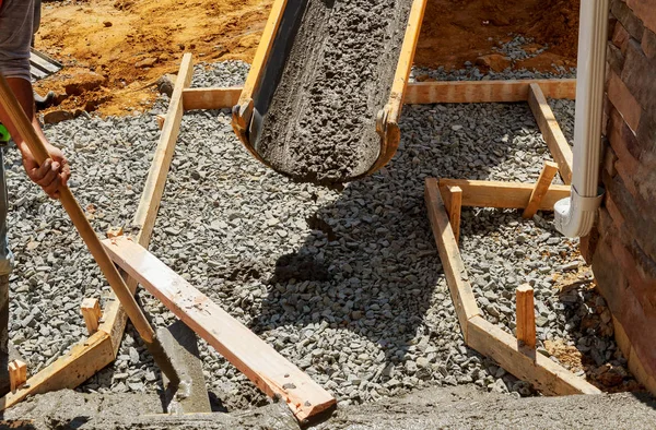 Bygga ny betongbeläggning för trottoar gångväg. — Stockfoto