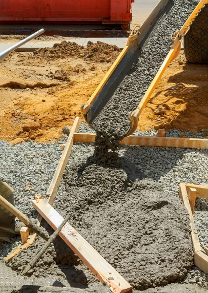 Zemin döşeme inşaatı için beton kaldırımda çalışan işçiler