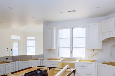 Kör kabine, ada çekmeceler ve yüklü counter dolapları