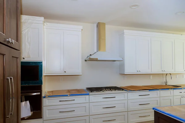 Vista de la cocina de mejora del hogar instalado en un nuevo gabinete de cocina — Foto de Stock