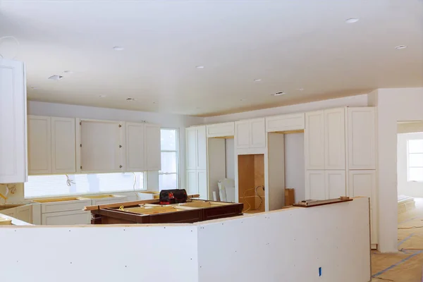 Home förbättring kök vy installerad i ett nytt köksskåp — Stockfoto