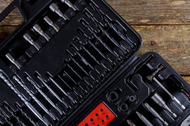 Ahşap doku arka plan üzerinde Toolset kare siyah araç kutusu. Üstte görüntü