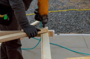 Yeni bir ahşap, ahşap güverte inşa ediliyor. tamamlanır.