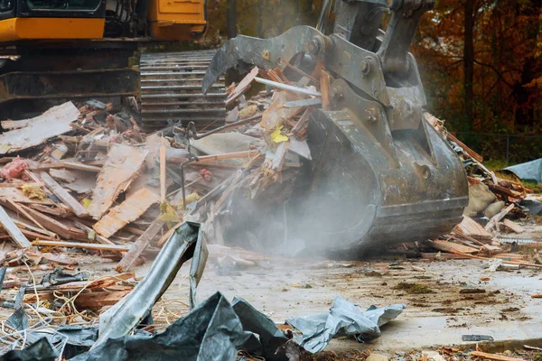 eski ev büyük bir beko tarafından yıkıldı