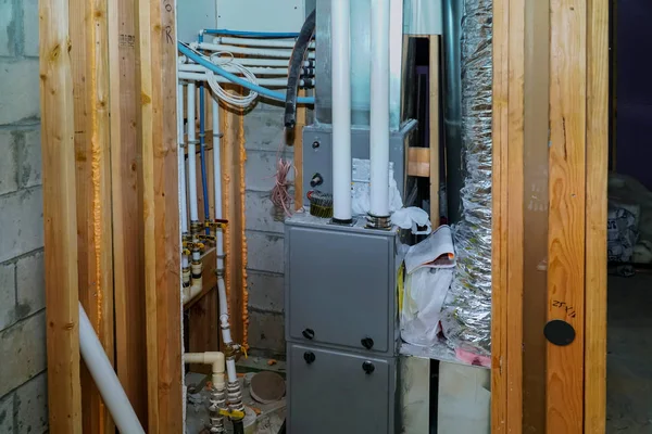 Instalación de sistema de calefacción en el techo del sistema de tuberías de primer plano de calefacción —  Fotos de Stock