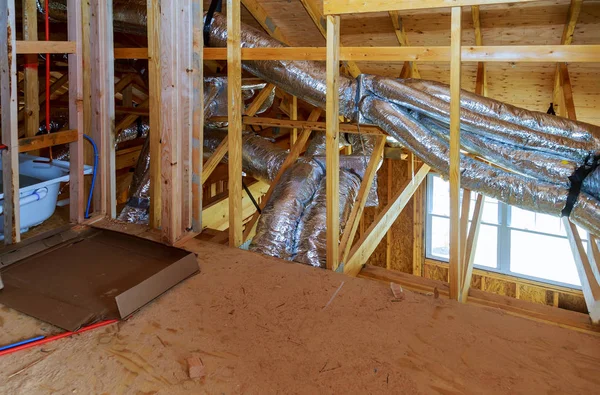 Sistema de instalação de ar condicionado de ventilação na construção de uma casa de quadro — Fotografia de Stock