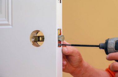 Yükleme iç kapı kolları kilitli, yakın çekim woodworker eller kilit yükleyin.